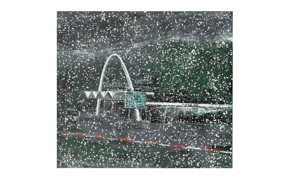 Powiększ obraz: Obraz Adama Adach “Uwaga: Deszcz, Śnieg, Mgła, Gołoledź”. Na obrazie pokazana jest droga i biały budynek. Może być to stacja benzynowa lub przystanek. Scena dzieje się w nocy, pada gęsty śnieg.