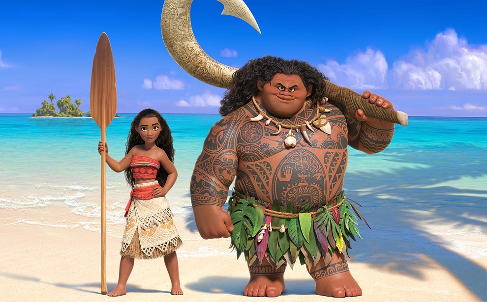 Powiększ obraz: Na tle spokojnego morza Vaiana i Maui. Vaiana stoi z wiosłem. Maui trzyma swój hak na plecach.