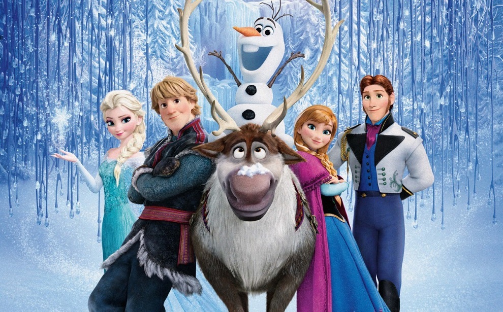 Powiększ obraz: Od lewej stoją Elsa, Kristoff, Sven. Na Svenie siedzi Olaf. Anna i Hans. Anna i Kristoff opierają się o Svena. Wokół śnieg.